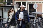 Amsterdam 1 oktober 2022
Thierry Baudet en zijn vrouw Davide Heijmans maken samen voor het eerst wandeling met hun zoontje die vorige week is geboren.
