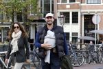 Amsterdam 1 oktober 2022
Thierry Baudet en zijn vrouw Davide Heijmans maken samen voor het eerst wandeling met hun zoontje die vorige week is geboren.