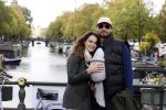 Amsterdam 1 oktober 2022
Thierry Baudet en zijn vrouw Davide Heijmans maken samen voor het eerst wandeling met hun zoontje die vorige week is geboren.