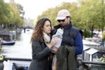 Amsterdam 1 oktober 2022
Thierry Baudet en zijn vrouw Davide Heijmans maken samen voor het eerst wandeling met hun zoontje die vorige week is geboren.