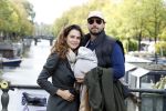 Amsterdam 1 oktober 2022
Thierry Baudet en zijn vrouw Davide Heijmans maken samen voor het eerst wandeling met hun zoontje die vorige week is geboren.