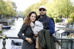 Amsterdam 1 oktober 2022
Thierry Baudet en zijn vrouw Davide Heijmans maken samen voor het eerst wandeling met hun zoontje die vorige week is geboren.