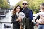 Amsterdam 1 oktober 2022
Thierry Baudet en zijn vrouw Davide Heijmans maken samen voor het eerst wandeling met hun zoontje die vorige week is geboren.