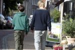 Zuiderwoude en Monnickendam 29 september 2022
Thijs Romer bij zijn huis en boodschappen doen met de zoon van zijn vrouw Igone de Jongh