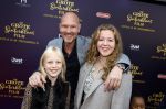 Amsterdam 2 oktober 2022
Premiere de grote sinterklaasfilm gespuis in de speelgoedkluis in Tuschinski. 
Wouter v d Goes met zijn dochters