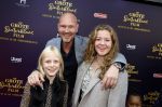 Amsterdam 2 oktober 2022
Premiere de grote sinterklaasfilm gespuis in de speelgoedkluis in Tuschinski. 
Wouter v d Goes met zijn dochters