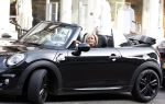 Amsterdam 11 september 2023
Caroline Tensen in haar mini cooper Cabrio  op beethovenstraat