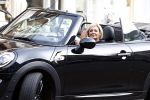 Amsterdam 11 september 2023
Caroline Tensen in haar mini cooper Cabrio  op beethovenstraat