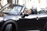 Amsterdam 11 september 2023
Caroline Tensen in haar mini cooper Cabrio  op beethovenstraat