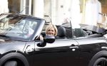 Amsterdam 11 september 2023
Caroline Tensen in haar mini cooper Cabrio  op beethovenstraat