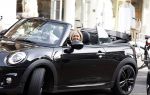 Amsterdam 11 september 2023
Caroline Tensen in haar mini cooper Cabrio  op beethovenstraat