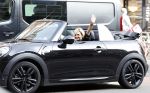 Amsterdam 11 september 2023
Caroline Tensen in haar mini cooper Cabrio  op beethovenstraat
