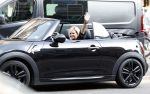 Amsterdam 11 september 2023
Caroline Tensen in haar mini cooper Cabrio  op beethovenstraat