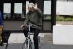 Hilversum 29 augustus 2023
Presentatie nieuwe tv seizoen NPO bij studio 21 op het mediapark. Felix Meurders op de fiets