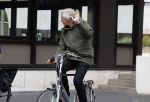 Hilversum 29 augustus 2023
Presentatie nieuwe tv seizoen NPO bij studio 21 op het mediapark. Felix Meurders op de fiets