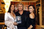 Amsterdam 25 september 2023
Boekpresentatie Hans Klok in Carre . Hans Klok met assistentes