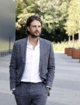 Barneveld 23 augustus 2023
Dorian Bindels en Soy Kroon gaan de mannelijke hoofdrollen spelen in 40-45 de Musical die door Studio 100 geproduceerd wordt . De vrouwelijke hoofdrollen worden vertolkt door Niniane Everaert en Gaia Aikman .De voorstelling gaat spelen in de midden Nederland hallen. Gert Verhulst is de bedenker. Renze Klamer presenteert het .