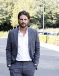Barneveld 23 augustus 2023
Dorian Bindels en Soy Kroon gaan de mannelijke hoofdrollen spelen in 40-45 de Musical die door Studio 100 geproduceerd wordt . De vrouwelijke hoofdrollen worden vertolkt door Niniane Everaert en Gaia Aikman .De voorstelling gaat spelen in de midden Nederland hallen. Gert Verhulst is de bedenker. Renze Klamer presenteert het .