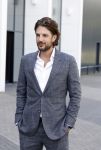 Barneveld 23 augustus 2023
Dorian Bindels en Soy Kroon gaan de mannelijke hoofdrollen spelen in 40-45 de Musical die door Studio 100 geproduceerd wordt . De vrouwelijke hoofdrollen worden vertolkt door Niniane Everaert en Gaia Aikman .De voorstelling gaat spelen in de midden Nederland hallen. Gert Verhulst is de bedenker. Renze Klamer presenteert het .
