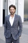 Barneveld 23 augustus 2023
Dorian Bindels en Soy Kroon gaan de mannelijke hoofdrollen spelen in 40-45 de Musical die door Studio 100 geproduceerd wordt . De vrouwelijke hoofdrollen worden vertolkt door Niniane Everaert en Gaia Aikman .De voorstelling gaat spelen in de midden Nederland hallen. Gert Verhulst is de bedenker. Renze Klamer presenteert het .
