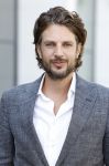 Barneveld 23 augustus 2023
Dorian Bindels en Soy Kroon gaan de mannelijke hoofdrollen spelen in 40-45 de Musical die door Studio 100 geproduceerd wordt . De vrouwelijke hoofdrollen worden vertolkt door Niniane Everaert en Gaia Aikman .De voorstelling gaat spelen in de midden Nederland hallen. Gert Verhulst is de bedenker. Renze Klamer presenteert het .
