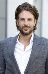Barneveld 23 augustus 2023
Dorian Bindels en Soy Kroon gaan de mannelijke hoofdrollen spelen in 40-45 de Musical die door Studio 100 geproduceerd wordt . De vrouwelijke hoofdrollen worden vertolkt door Niniane Everaert en Gaia Aikman .De voorstelling gaat spelen in de midden Nederland hallen. Gert Verhulst is de bedenker. Renze Klamer presenteert het .