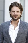 Barneveld 23 augustus 2023
Dorian Bindels en Soy Kroon gaan de mannelijke hoofdrollen spelen in 40-45 de Musical die door Studio 100 geproduceerd wordt . De vrouwelijke hoofdrollen worden vertolkt door Niniane Everaert en Gaia Aikman .De voorstelling gaat spelen in de midden Nederland hallen. Gert Verhulst is de bedenker. Renze Klamer presenteert het .