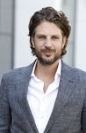 Barneveld 23 augustus 2023
Dorian Bindels en Soy Kroon gaan de mannelijke hoofdrollen spelen in 40-45 de Musical die door Studio 100 geproduceerd wordt . De vrouwelijke hoofdrollen worden vertolkt door Niniane Everaert en Gaia Aikman .De voorstelling gaat spelen in de midden Nederland hallen. Gert Verhulst is de bedenker. Renze Klamer presenteert het .