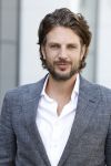Barneveld 23 augustus 2023
Dorian Bindels en Soy Kroon gaan de mannelijke hoofdrollen spelen in 40-45 de Musical die door Studio 100 geproduceerd wordt . De vrouwelijke hoofdrollen worden vertolkt door Niniane Everaert en Gaia Aikman .De voorstelling gaat spelen in de midden Nederland hallen. Gert Verhulst is de bedenker. Renze Klamer presenteert het .
