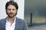 Barneveld 23 augustus 2023
Dorian Bindels en Soy Kroon gaan de mannelijke hoofdrollen spelen in 40-45 de Musical die door Studio 100 geproduceerd wordt . De vrouwelijke hoofdrollen worden vertolkt door Niniane Everaert en Gaia Aikman .De voorstelling gaat spelen in de midden Nederland hallen. Gert Verhulst is de bedenker. Renze Klamer presenteert het .