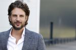 Barneveld 23 augustus 2023
Dorian Bindels en Soy Kroon gaan de mannelijke hoofdrollen spelen in 40-45 de Musical die door Studio 100 geproduceerd wordt . De vrouwelijke hoofdrollen worden vertolkt door Niniane Everaert en Gaia Aikman .De voorstelling gaat spelen in de midden Nederland hallen. Gert Verhulst is de bedenker. Renze Klamer presenteert het .
