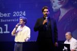 Barneveld 23 augustus 2023
Dorian Bindels en Soy Kroon gaan de mannelijke hoofdrollen spelen in 40-45 de Musical die door Studio 100 geproduceerd wordt . De vrouwelijke hoofdrollen worden vertolkt door Niniane Everaert en Gaia Aikman .De voorstelling gaat spelen in de midden Nederland hallen. Gert Verhulst is de bedenker. Renze Klamer presenteert het .