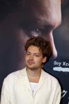 Barneveld 23 augustus 2023
Dorian Bindels en Soy Kroon gaan de mannelijke hoofdrollen spelen in 40-45 de Musical die door Studio 100 geproduceerd wordt . De vrouwelijke hoofdrollen worden vertolkt door Niniane Everaert en Gaia Aikman .De voorstelling gaat spelen in de midden Nederland hallen. Gert Verhulst is de bedenker. Renze Klamer presenteert het .