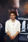 Barneveld 23 augustus 2023
Dorian Bindels en Soy Kroon gaan de mannelijke hoofdrollen spelen in 40-45 de Musical die door Studio 100 geproduceerd wordt . De vrouwelijke hoofdrollen worden vertolkt door Niniane Everaert en Gaia Aikman .De voorstelling gaat spelen in de midden Nederland hallen. Gert Verhulst is de bedenker. Renze Klamer presenteert het .
