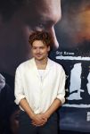 Barneveld 23 augustus 2023
Dorian Bindels en Soy Kroon gaan de mannelijke hoofdrollen spelen in 40-45 de Musical die door Studio 100 geproduceerd wordt . De vrouwelijke hoofdrollen worden vertolkt door Niniane Everaert en Gaia Aikman .De voorstelling gaat spelen in de midden Nederland hallen. Gert Verhulst is de bedenker. Renze Klamer presenteert het .