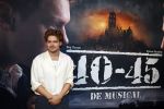 Barneveld 23 augustus 2023
Dorian Bindels en Soy Kroon gaan de mannelijke hoofdrollen spelen in 40-45 de Musical die door Studio 100 geproduceerd wordt . De vrouwelijke hoofdrollen worden vertolkt door Niniane Everaert en Gaia Aikman .De voorstelling gaat spelen in de midden Nederland hallen. Gert Verhulst is de bedenker. Renze Klamer presenteert het .