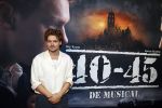 Barneveld 23 augustus 2023
Dorian Bindels en Soy Kroon gaan de mannelijke hoofdrollen spelen in 40-45 de Musical die door Studio 100 geproduceerd wordt . De vrouwelijke hoofdrollen worden vertolkt door Niniane Everaert en Gaia Aikman .De voorstelling gaat spelen in de midden Nederland hallen. Gert Verhulst is de bedenker. Renze Klamer presenteert het .