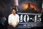 Barneveld 23 augustus 2023
Dorian Bindels en Soy Kroon gaan de mannelijke hoofdrollen spelen in 40-45 de Musical die door Studio 100 geproduceerd wordt . De vrouwelijke hoofdrollen worden vertolkt door Niniane Everaert en Gaia Aikman .De voorstelling gaat spelen in de midden Nederland hallen. Gert Verhulst is de bedenker. Renze Klamer presenteert het .