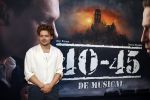 Barneveld 23 augustus 2023
Dorian Bindels en Soy Kroon gaan de mannelijke hoofdrollen spelen in 40-45 de Musical die door Studio 100 geproduceerd wordt . De vrouwelijke hoofdrollen worden vertolkt door Niniane Everaert en Gaia Aikman .De voorstelling gaat spelen in de midden Nederland hallen. Gert Verhulst is de bedenker. Renze Klamer presenteert het .
