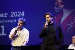 Barneveld 23 augustus 2023
Dorian Bindels en Soy Kroon gaan de mannelijke hoofdrollen spelen in 40-45 de Musical die door Studio 100 geproduceerd wordt . De vrouwelijke hoofdrollen worden vertolkt door Niniane Everaert en Gaia Aikman .De voorstelling gaat spelen in de midden Nederland hallen. Gert Verhulst is de bedenker. Renze Klamer presenteert het .