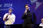 Barneveld 23 augustus 2023
Dorian Bindels en Soy Kroon gaan de mannelijke hoofdrollen spelen in 40-45 de Musical die door Studio 100 geproduceerd wordt . De vrouwelijke hoofdrollen worden vertolkt door Niniane Everaert en Gaia Aikman .De voorstelling gaat spelen in de midden Nederland hallen. Gert Verhulst is de bedenker. Renze Klamer presenteert het .