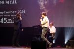 Barneveld 23 augustus 2023
Dorian Bindels en Soy Kroon gaan de mannelijke hoofdrollen spelen in 40-45 de Musical die door Studio 100 geproduceerd wordt . De vrouwelijke hoofdrollen worden vertolkt door Niniane Everaert en Gaia Aikman .De voorstelling gaat spelen in de midden Nederland hallen. Gert Verhulst is de bedenker. Renze Klamer presenteert het .