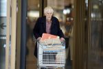 Maarssen 19 september 2024
Berend Boudewijn rijdt op zijn 88e nog auto en doet zelfstandig zijn boodschappen in het winkelcentrum van Maarssen.
