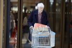 Maarssen 19 september 2024
Berend Boudewijn rijdt op zijn 88e nog auto en doet zelfstandig zijn boodschappen in het winkelcentrum van Maarssen.