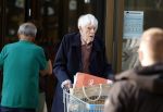 Maarssen 19 september 2024
Berend Boudewijn rijdt op zijn 88e nog auto en doet zelfstandig zijn boodschappen in het winkelcentrum van Maarssen.