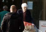 Maarssen 19 september 2024
Berend Boudewijn rijdt op zijn 88e nog auto en doet zelfstandig zijn boodschappen in het winkelcentrum van Maarssen.