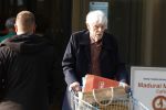 Maarssen 19 september 2024
Berend Boudewijn rijdt op zijn 88e nog auto en doet zelfstandig zijn boodschappen in het winkelcentrum van Maarssen.