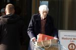 Maarssen 19 september 2024
Berend Boudewijn rijdt op zijn 88e nog auto en doet zelfstandig zijn boodschappen in het winkelcentrum van Maarssen.