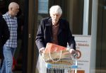 Maarssen 19 september 2024
Berend Boudewijn rijdt op zijn 88e nog auto en doet zelfstandig zijn boodschappen in het winkelcentrum van Maarssen.