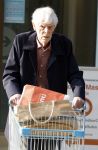 Maarssen 19 september 2024
Berend Boudewijn rijdt op zijn 88e nog auto en doet zelfstandig zijn boodschappen in het winkelcentrum van Maarssen.